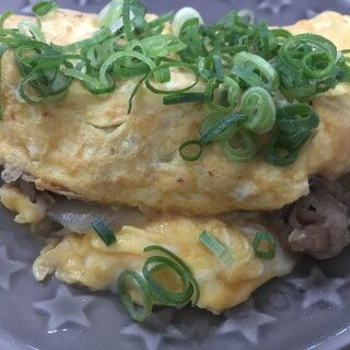 余った肉じゃがをリメイク！肉じゃがオムレツ。